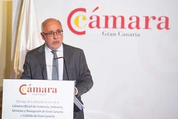 Morales recoge la Medalla de Oro de la Cámara por el servicio del Cabildo a la economía de la Isla (Foto TA)